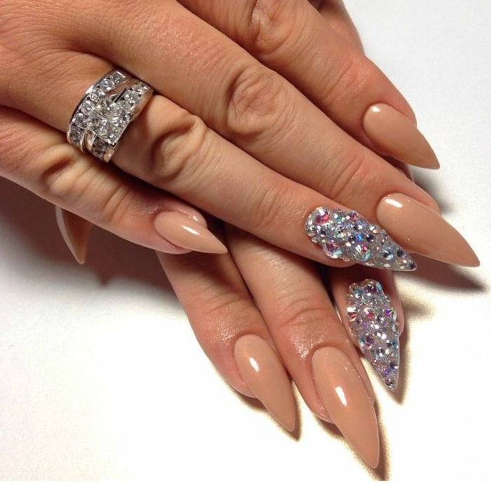unghie in gel dipingono il colore sottile beige combinato con le pietre belle idea di moda anello grande