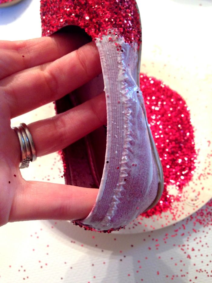 Å lage tøfler med rød glitter - du må også se vakker hjemme