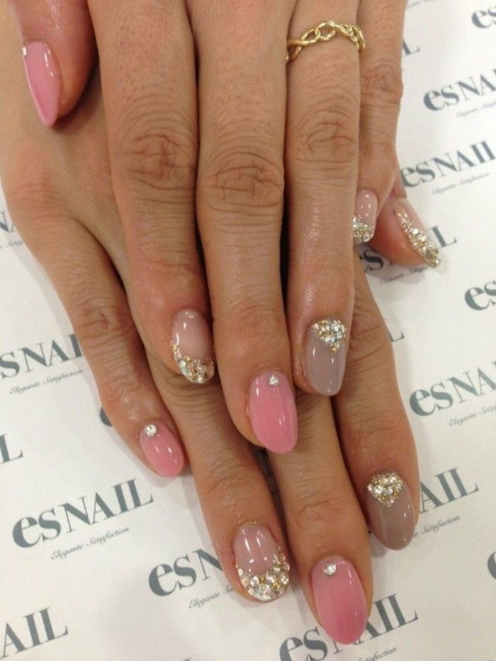 Unhas com glitter-bege-color-paint-combinação-com-rosa e steinchen Short-sutil Manicure golden-ring