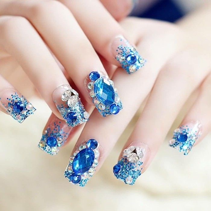 Nails-com-nude-pedras espumante-azul-cor-deco-para unhas-designer da marca