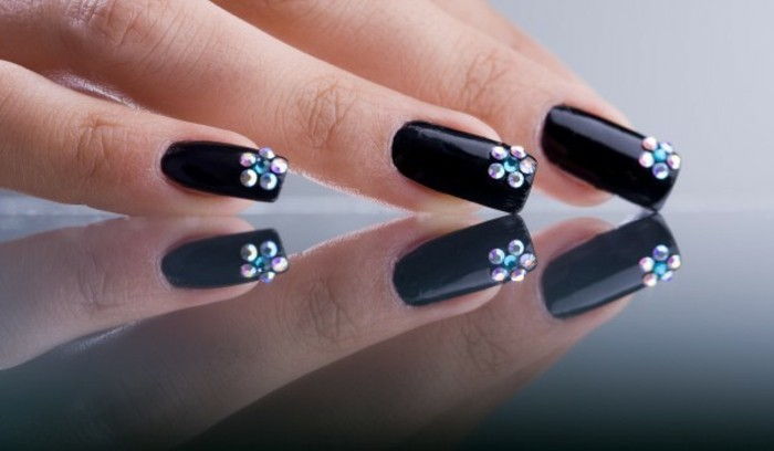 Nails-com-brilho longa unhas-maçante-pintado de preto-com-flores-deco-flor-de-steinchen