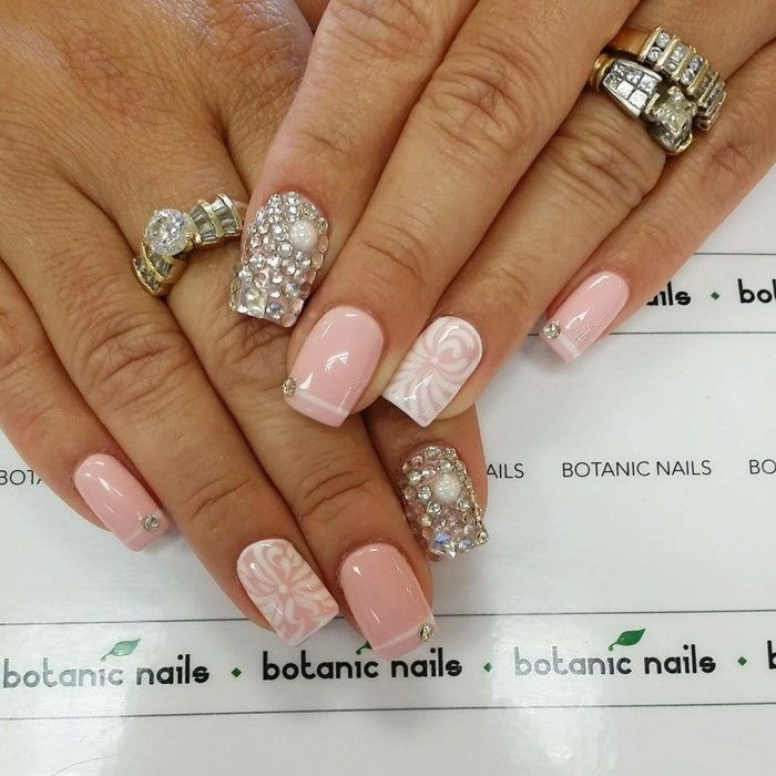 Nails-com-pedra-espumante-branco-rosa maçante-brand design decoração pintura-em-pregos