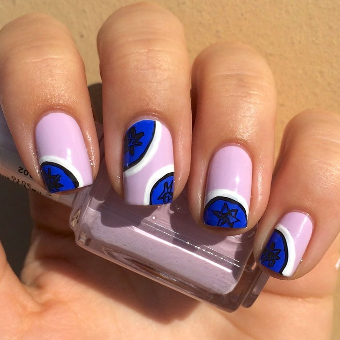 Combinați purpuriu cu albastru închis în stil, unghii simple cu decor mare, idei cool pentru starea de spirit de vară