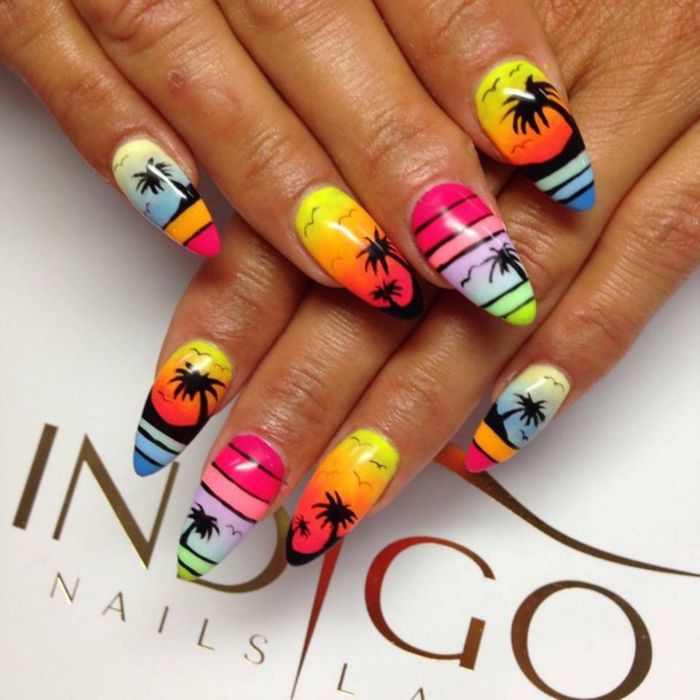 Sommer nagel kunst design i strålende fargerike farger, palmer som dekorasjoner, sommer mote