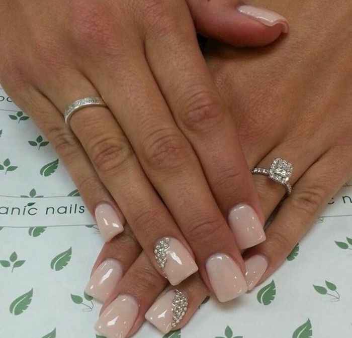 Nails Manicure white-gold-sutil com-pequenas-steinchen sem corte de curto-brand design
