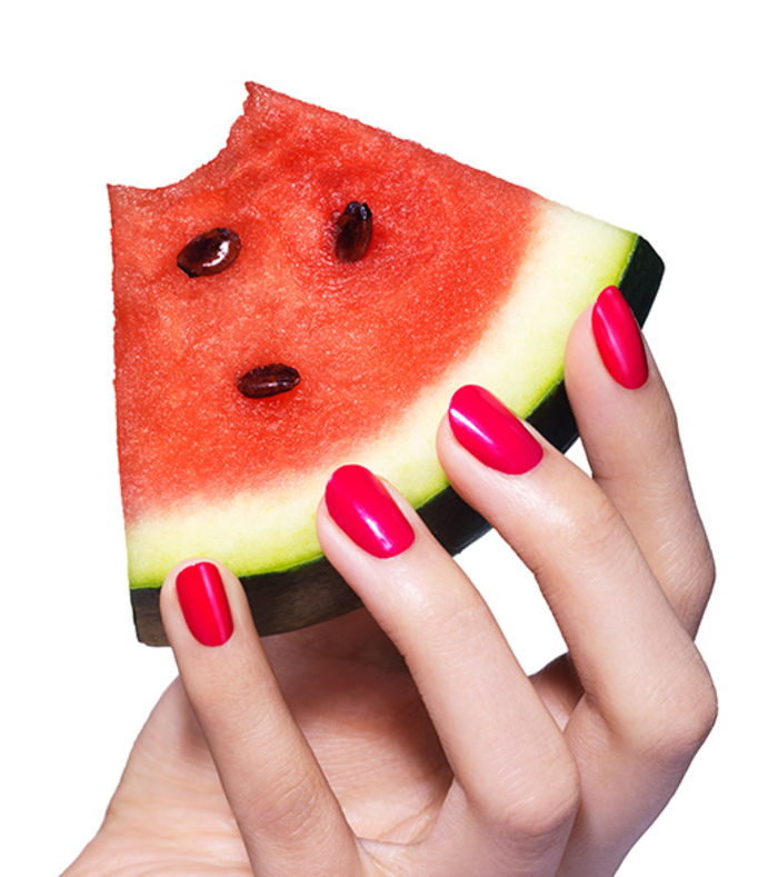rød neglelakk, vakre negler, ideer til sommermanikyr, et stykke vannmelon som bakgrunn