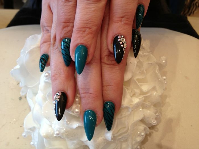 unghie in pizzo idee decorazioni nail design con pietre su nail art nero e verde scuro