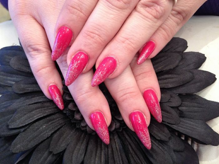 unghie in pizzo unghie rosa rosso unghie unghie unghie con smalto e decorazioni di fiori neri