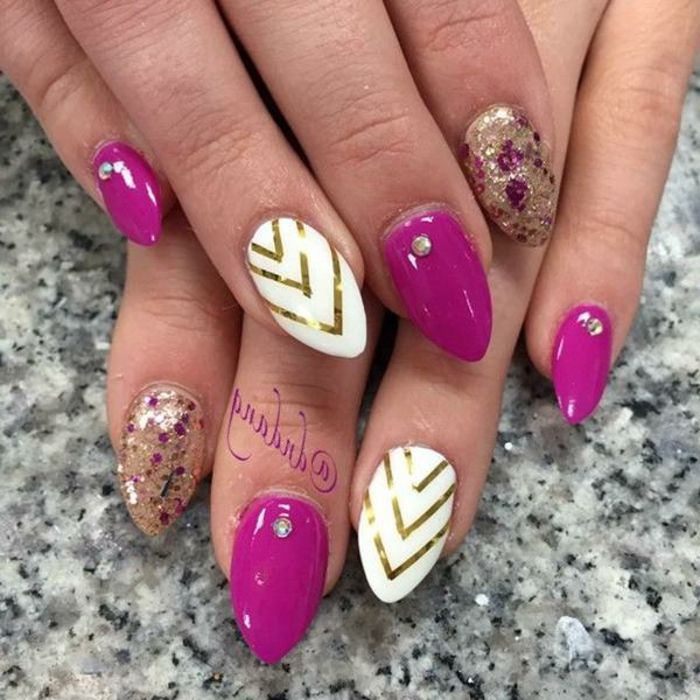 unghie corte di pizzo rosa e viola con decorazioni combinate bianche e dorate pietre brillano idee