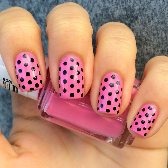 manichiură eficientă, fundal roz, puncte negre, design de unghii de vară