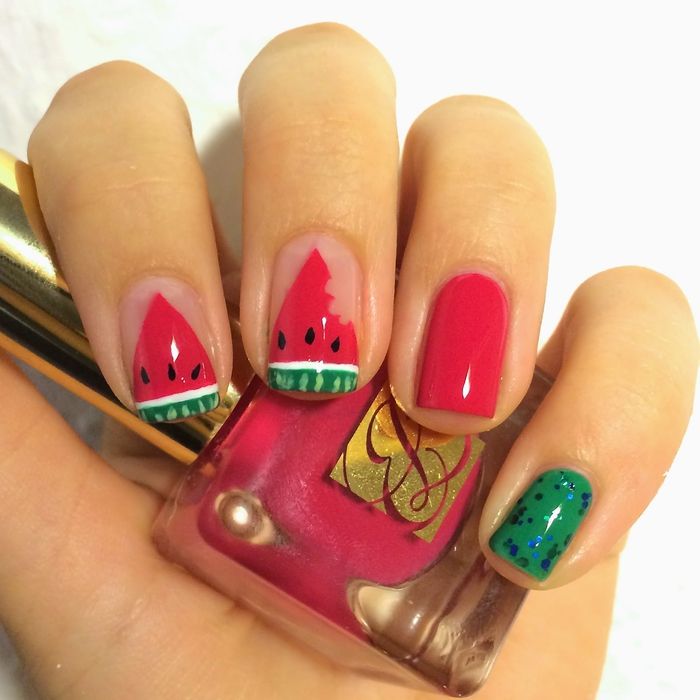 Sommer nagel design i rød og mørk grønn, biter av vannmelon som dekorasjon, glitter