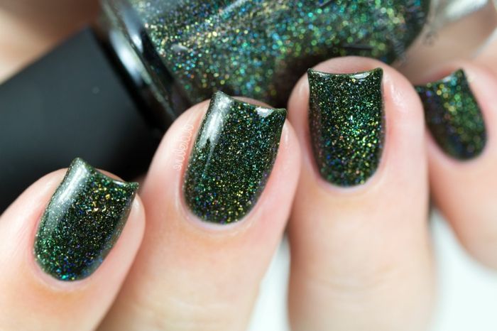 Koel idee voor glitter nagel ontwerp in donkergroene, hoekige nagel vorm, New Year's manicure voor opnieuw stylen