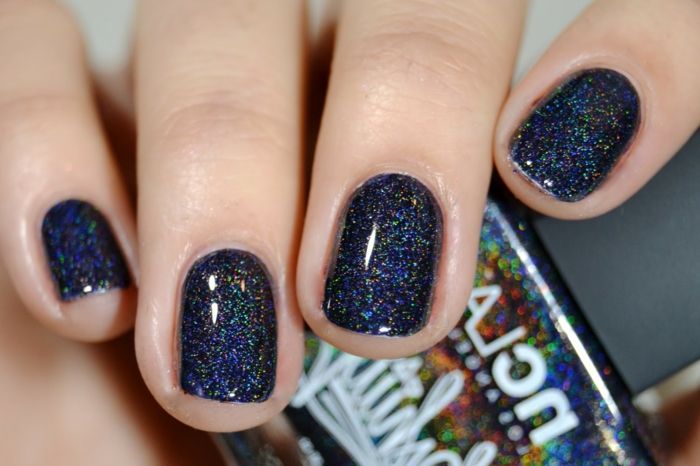 Glitter manikyr i Denkel blå, oval nagelform, nyårs nagel design för omformning