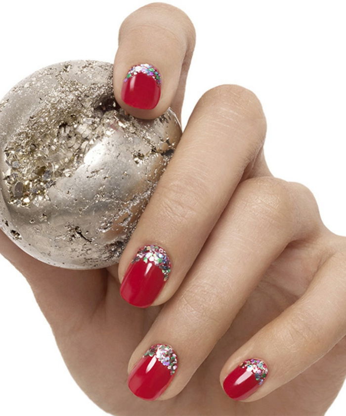 Winters nageldesign met kleine kristallen, rode nagellak, ronde nagelvorm, zilveren bal