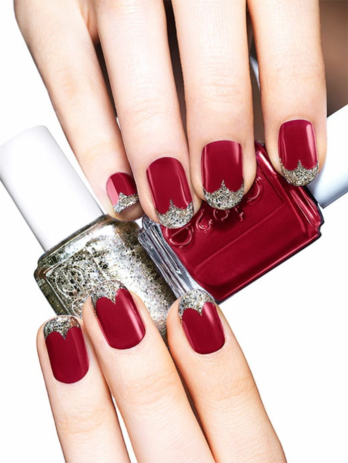 Mörkröda naglar med glittertips, oval nagelform, silver nagellack, idé för julspik