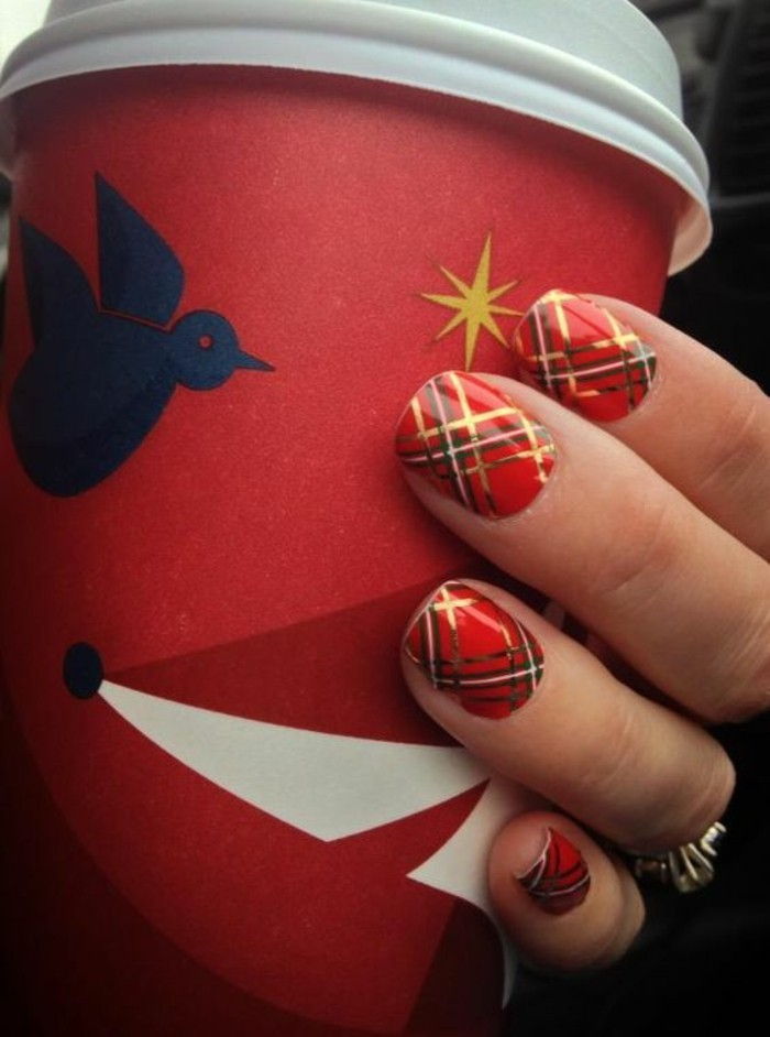 Nail Design-ideeën-rood-gouden-coffee-nagellak finger-arm-ring