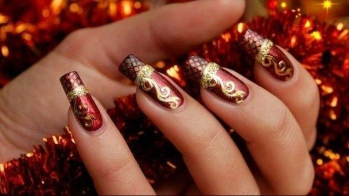 Nail Design-ideeën-red-and-gold-christmas-red-gitlande