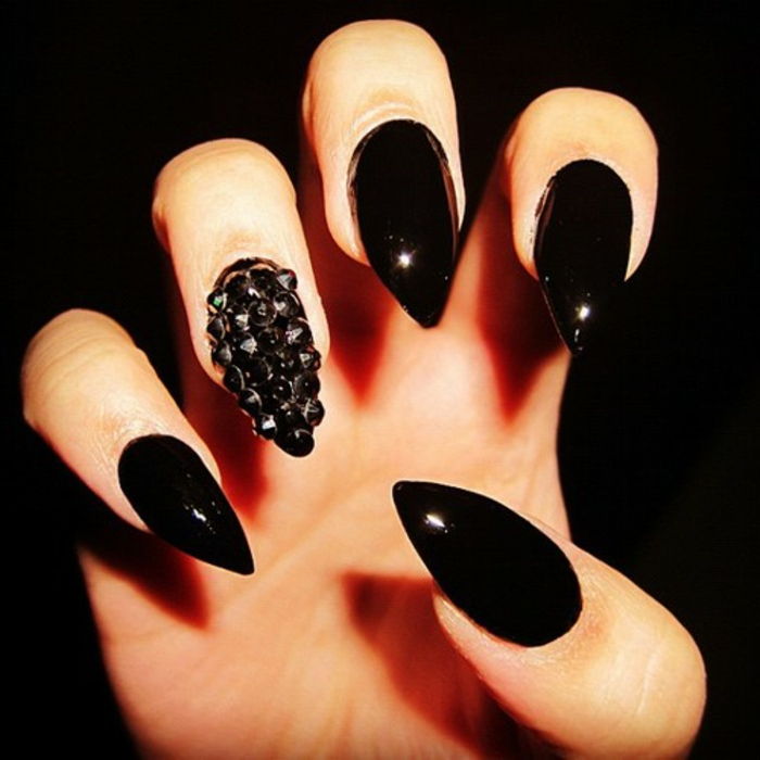 Nail Design-in-black-stravagante-e-creativo-look