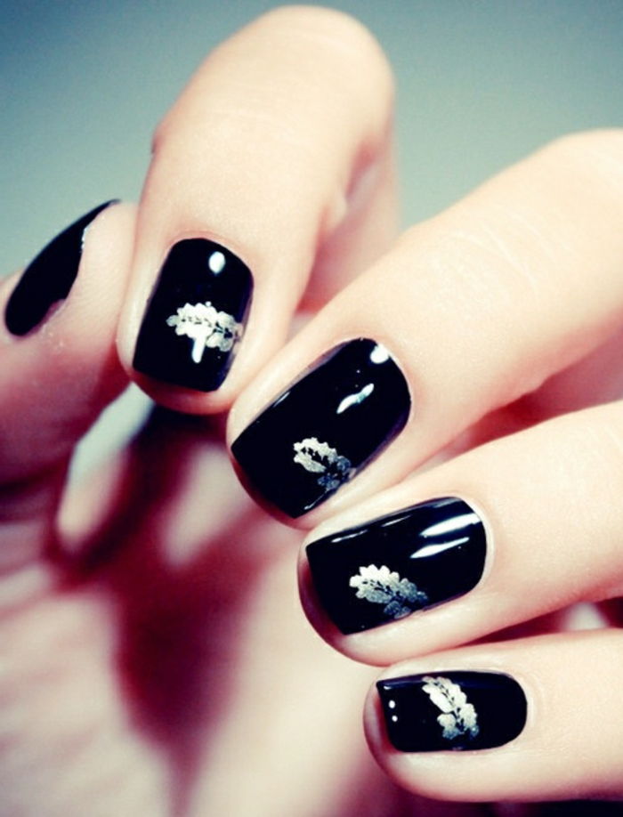 Nail Design-in-black-and-dolce-look
