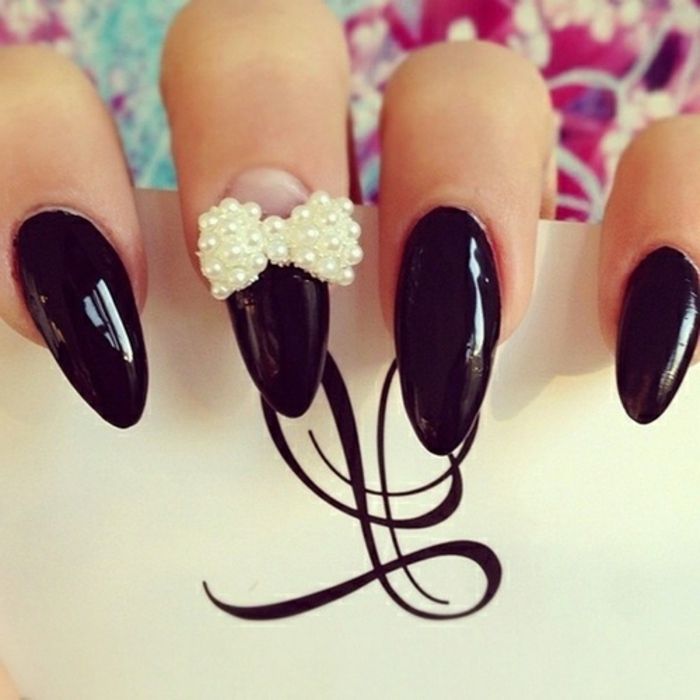 Nail Design-in-black-and-loop-accent