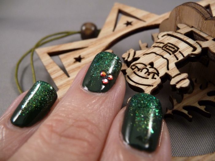 Nyttårsafton design i mörkgrön, glitter nagellack, tre små kristaller limmade på, vinklad nagelform
