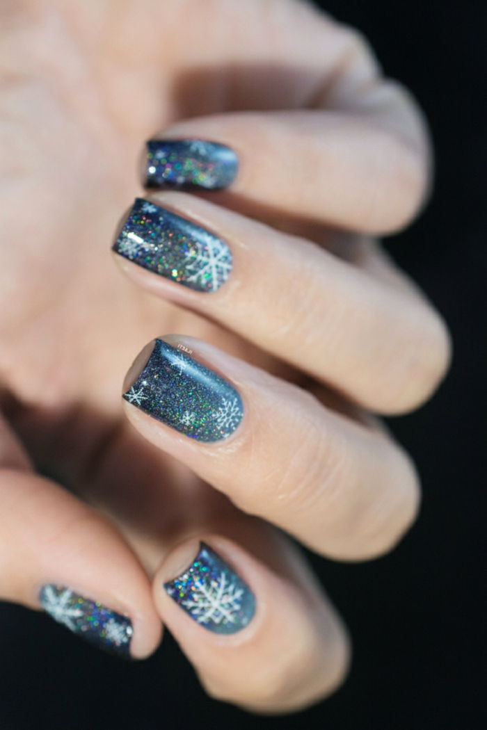 Glitter spikdesign i blå, vita snöflingor på en mörk bakgrund, vinklig nagelform, lätt att göra
