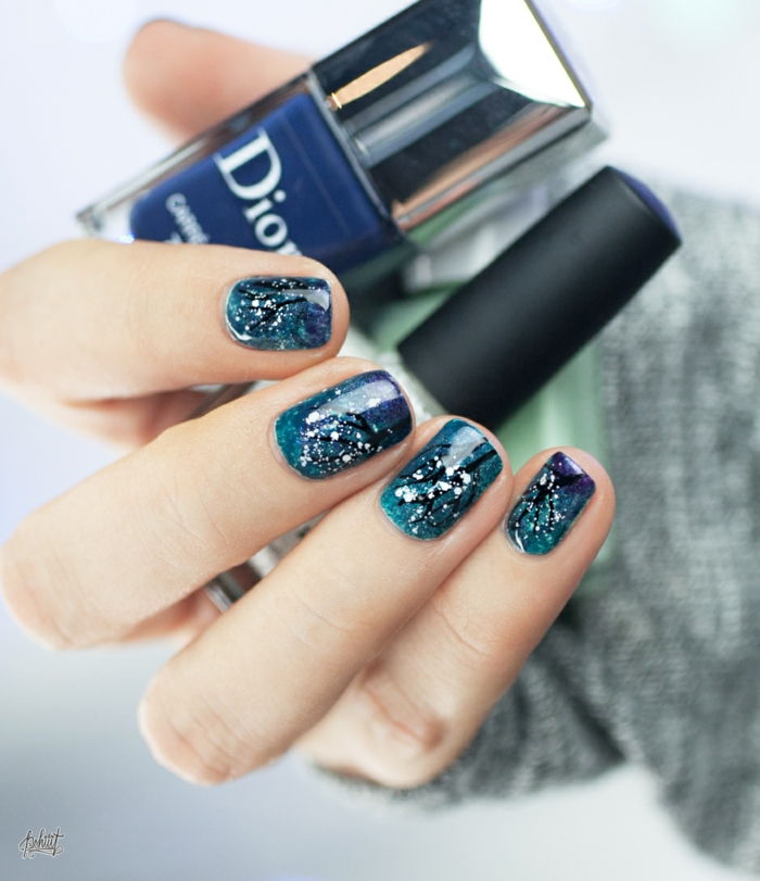 Idee pentru unghiile de iarnă, copaci de iarnă pe fundal albastru, formă de unghii ovale, unghii de Crăciun pentru re-styling