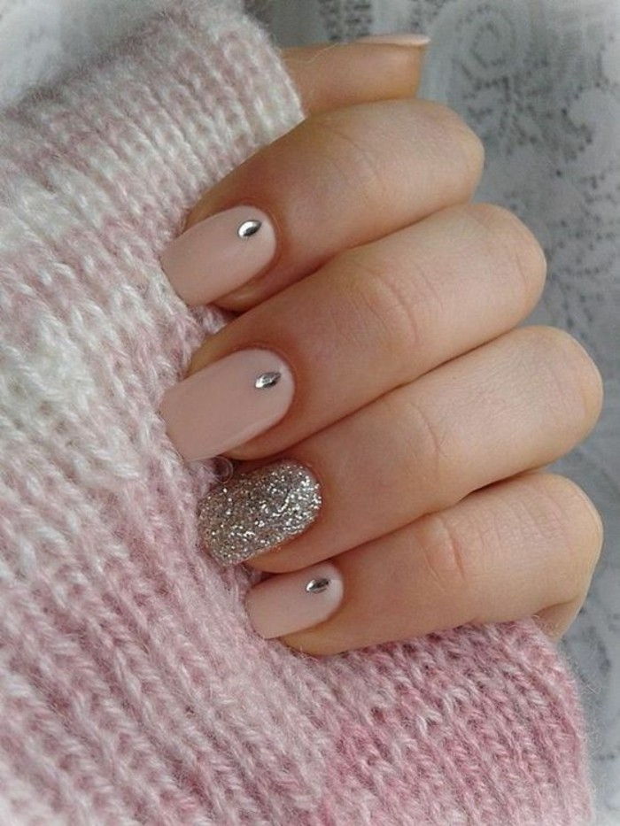 Nageldesign-winter-beige-zilver-nagellak strass-roze sjaal