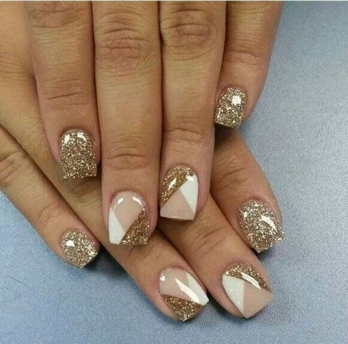 Nageldesign-winter-beige-looking-and-gold-glitter-nagel vinger