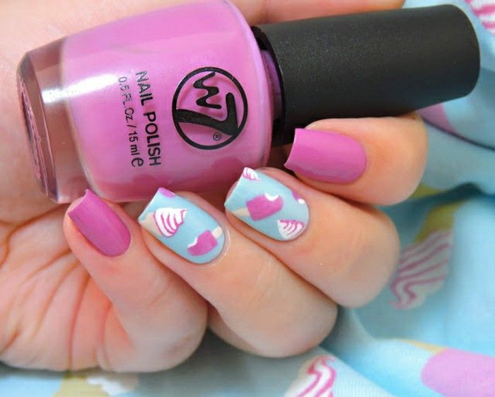 Sommer nagel design i rosa og lyseblå, iskrem som dekorasjon, effektiv manikyr