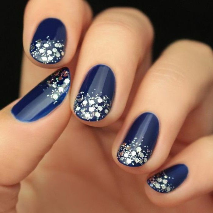 nail design-eve-blå-sølv-glitter-manikyr-vinter