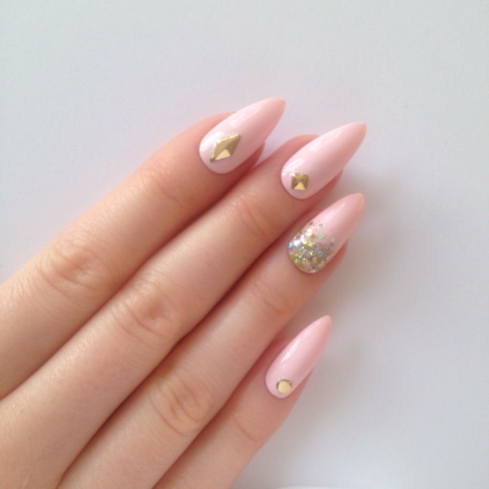 unghie aguzze idee di design rosa chiaro smalto per unghie con pietre e elementi scintillanti decorazione dorata per le unghie