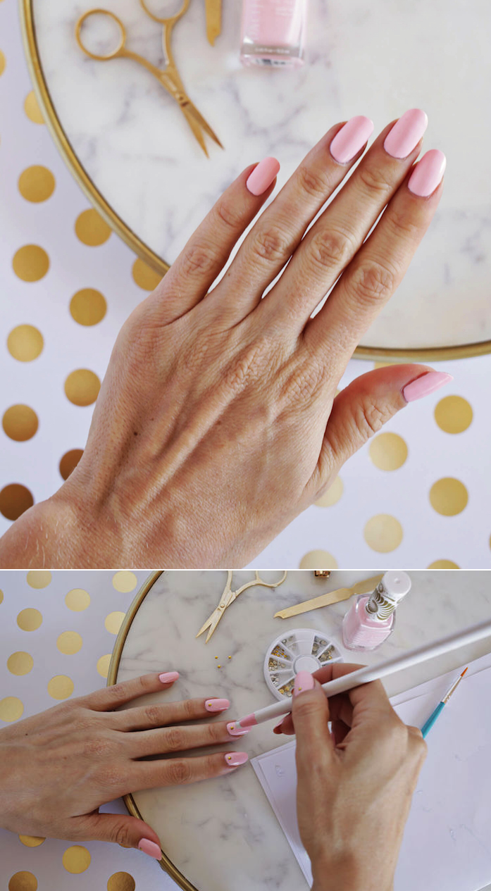 Gör nagelkonst själv, rosa nagellack, guldstraschenchen