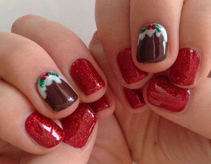 glitter para unhas vermelhas de Natal com glitter dab deco em um prego marrom com design de unhas brancas e verdes com pedras unhas curtas