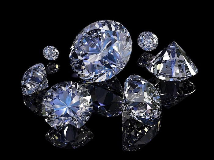 Deixe suas unhas parecidas com diamantes tamanhos diferentes de diamantes