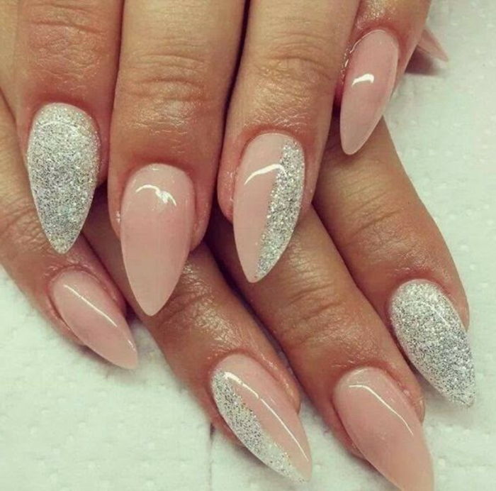gel unghie a punta design unico colore rosa sottile combinato con glitter e fare bella manicure