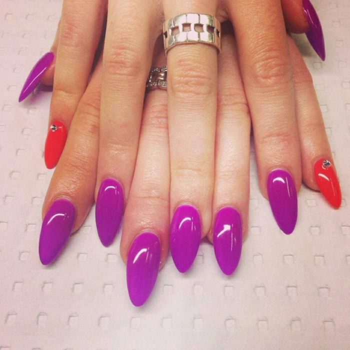 unghie a punta viola e rosso lucido colori decorati con ciottoli anelli belle idee di design