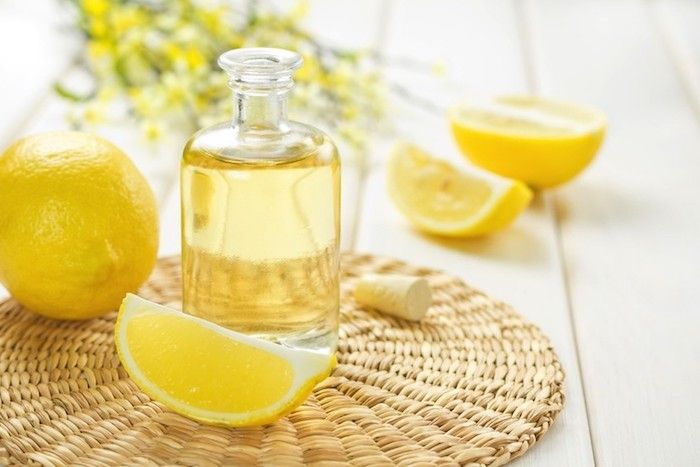 maak zelf natuurlijke cosmetica, doucholie met essentiële citroenolie