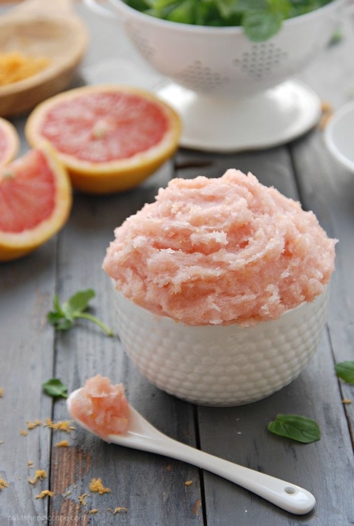 Gör din egen naturliga kosmetika, hemlagad kroppscrubb med grapefrukt
