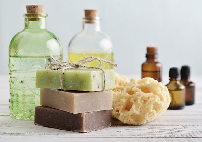 Kosmetyki bez niebezpiecznych składników, mydeł, olejków eterycznych i domowych żeli pod prysznic