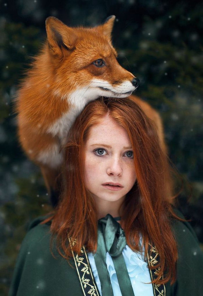 naravne rdeče lase, sive oči, roza ustnice, zeleni rt, deklica in lisica