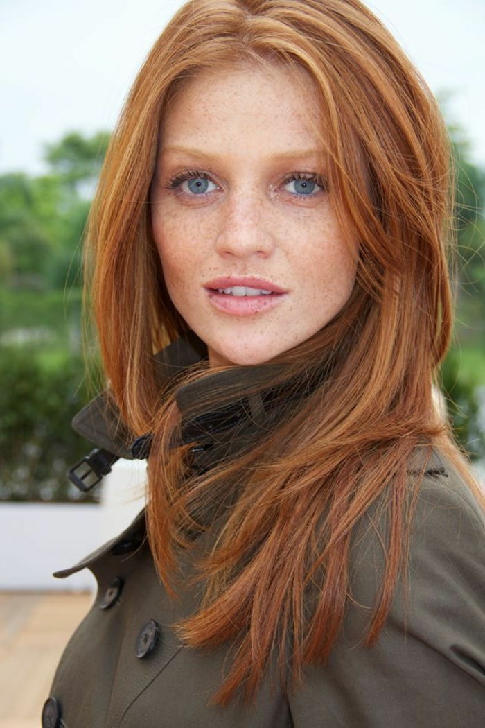 naturlig rødt hår, blek hud, fregner, vakre blå øyne, uformelt utseende