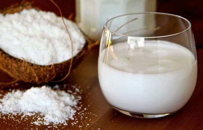 Manteiga de coco como ingrediente para sabonetes para cabelos secos