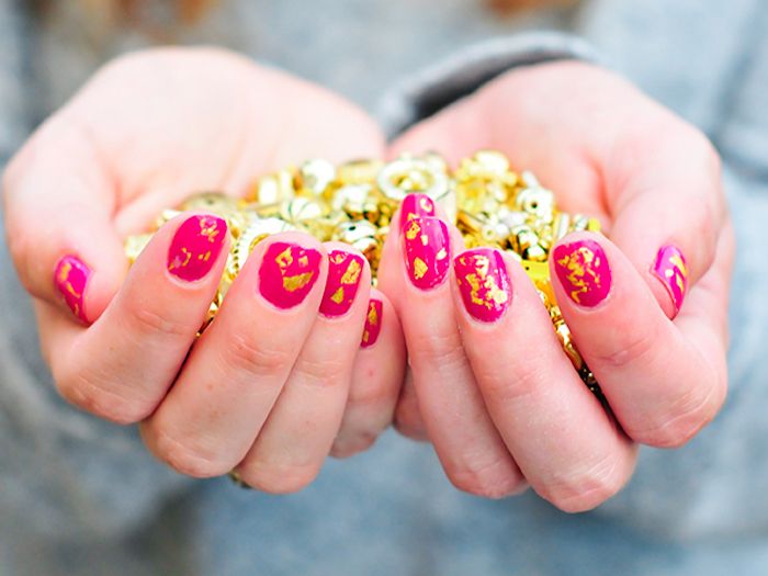 Nails mønster, rosa neglelakk, gjør manikyr med gullblad selv