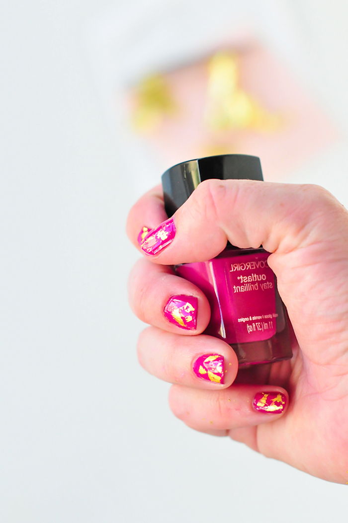 Modele de unghii, lustruit roz în combinație cu bucăți de frunze de aur