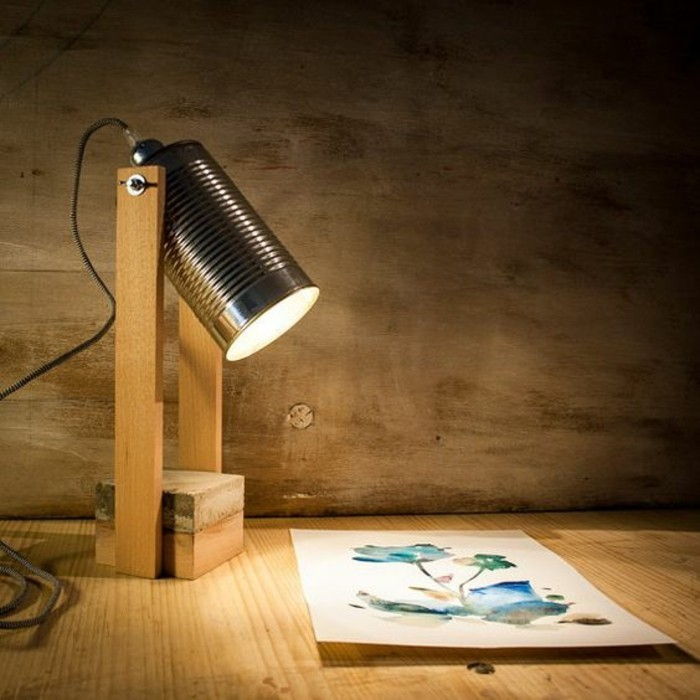 new-artigianali idee-Stehlampe-di-legno-e-Konservendose-fai da te-luce-fiore-making
