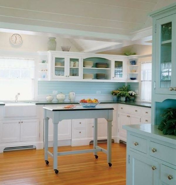 kleine blauwe keuken met een kookeiland op rol