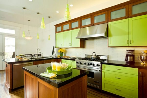 bucătărie nouă-idei-verde-pereți și-dulapuri-din-lemn