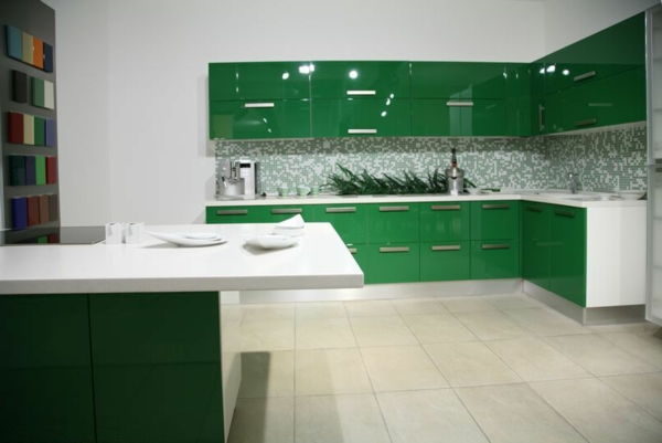 Ir žalios-atitiktų naujų virtuvės idėjų ir balta