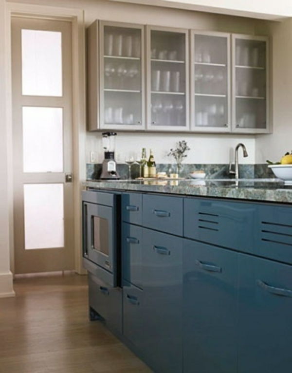 uitrusting van een kleine blauwe keuken
